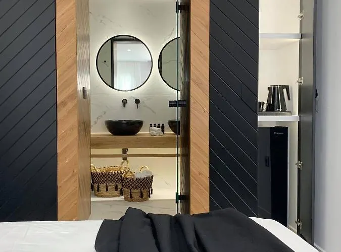 Palatia * Naxos City